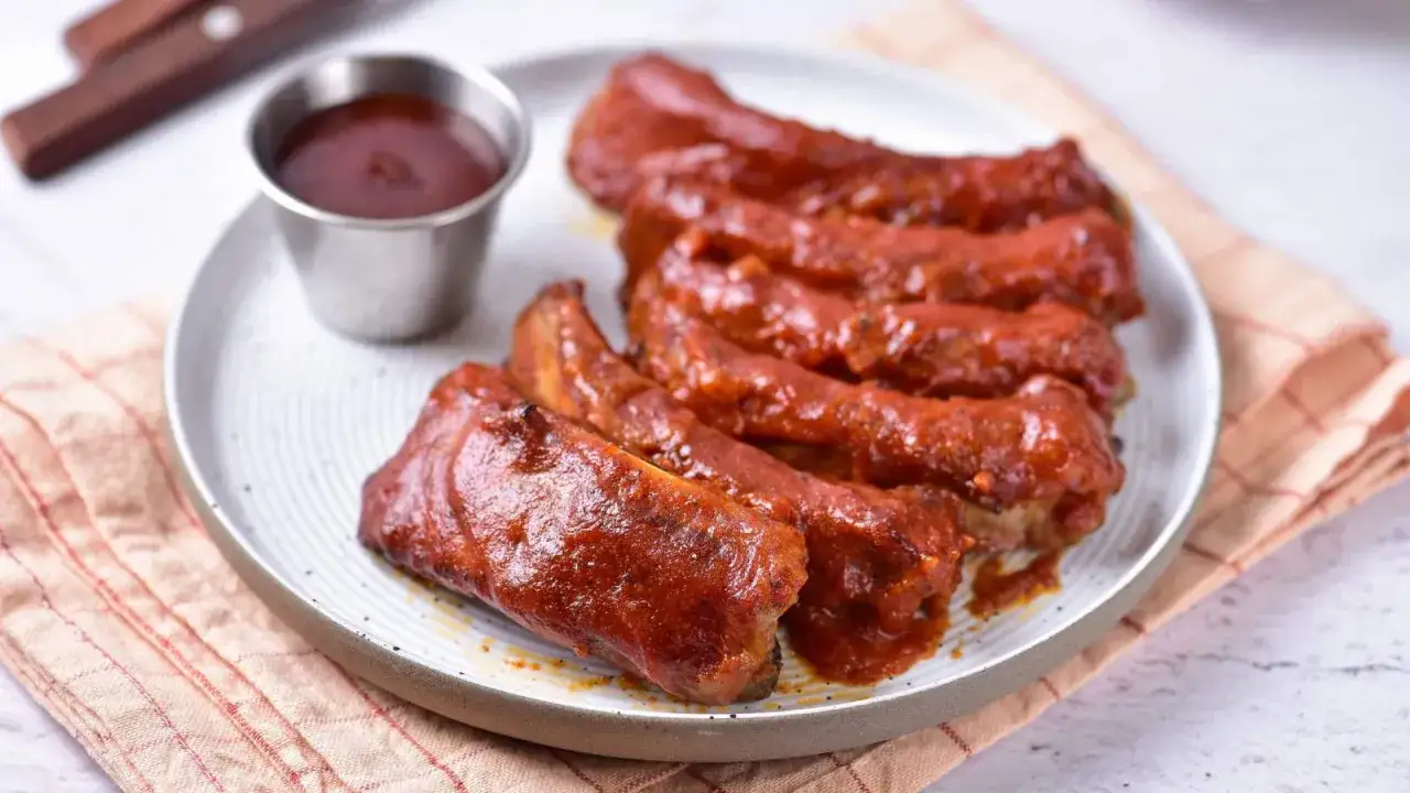 Soczyste żeberka w sosie BBQ, idealne do przygotowania w domu. Dowiedz się, jak zrobić sos do żeberek, by były równie pyszne!