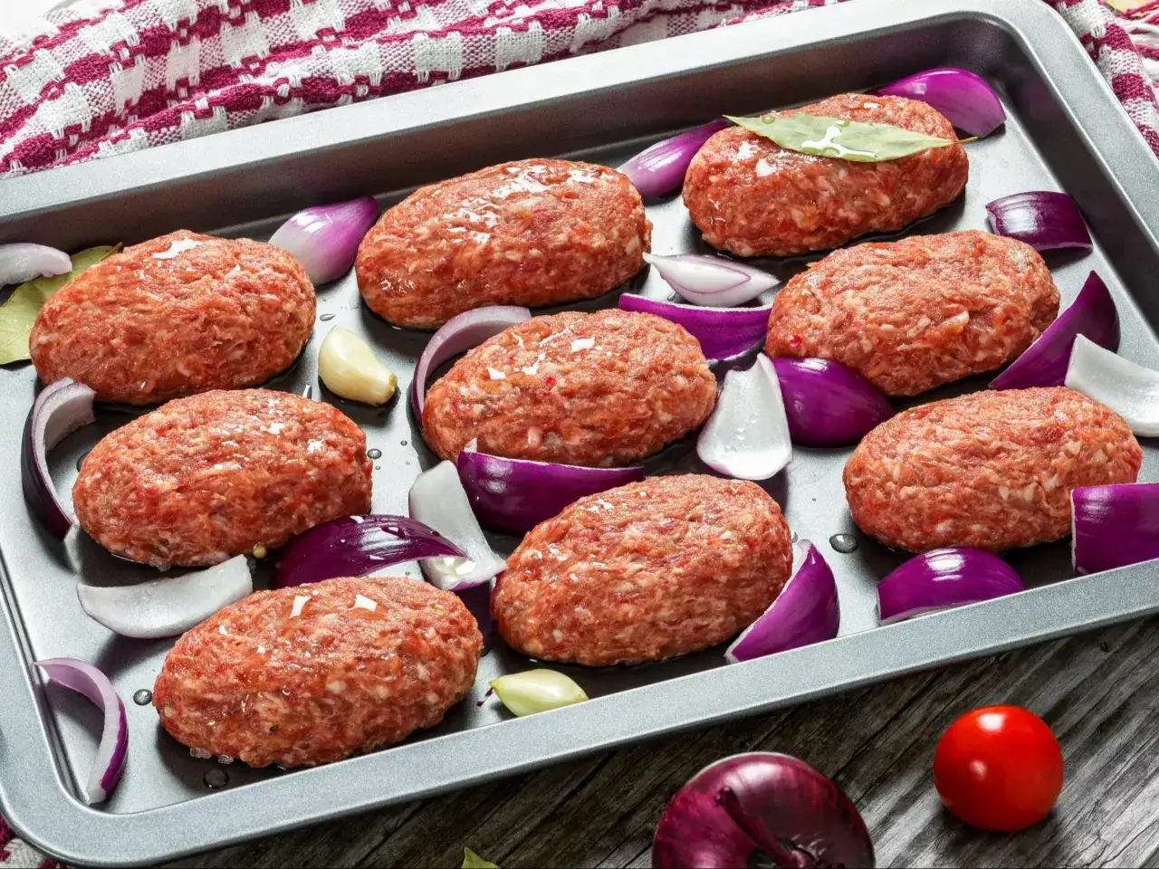 Gotowe do pieczenia kotlety z mielonego indyka z cebulą i czosnkiem. Idealny przepis na mielone z indyka.