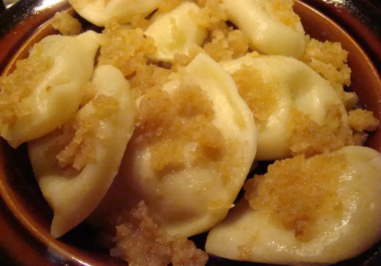 Pyszne pierogi z serem, posypane rumianą bułką tartą. Idealne na obiad, z farszem do pierogów z serem.