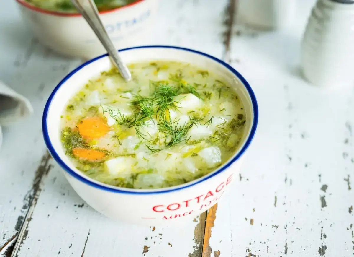 Aromaticzna zupa koperkowa, idealna na obiad. Ten przepis na zupę koperkową to klasyka polskiej kuchni.